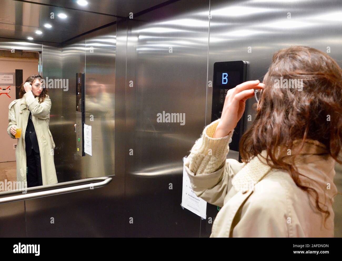 PREGOBLIN Jessica Winter en ascenseur ascenseur avec la bière au gingembre portrait london uk Banque D'Images