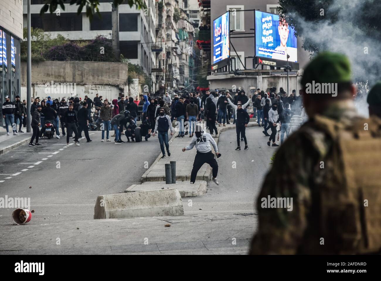 Beyrouth, Liban. 14 Décembre, 2019. Le personnel de l'armée face à face avec les gens qui protestent contre une révolte contre le gouvernement libanais sur la 59e journée de protestation. Du quartier chiite de Bachoura, près du centre-ville de Beyrouth, des contre-manifestants ont attaqué la police et le personnel de l'armée avec des pierres et des feux d'artifice le samedi soir. La police a répondu par des gaz lacrymogènes lors d'une bataille de plusieurs heures. Credit : Elizabeth Fitt/Alamy Live News Banque D'Images