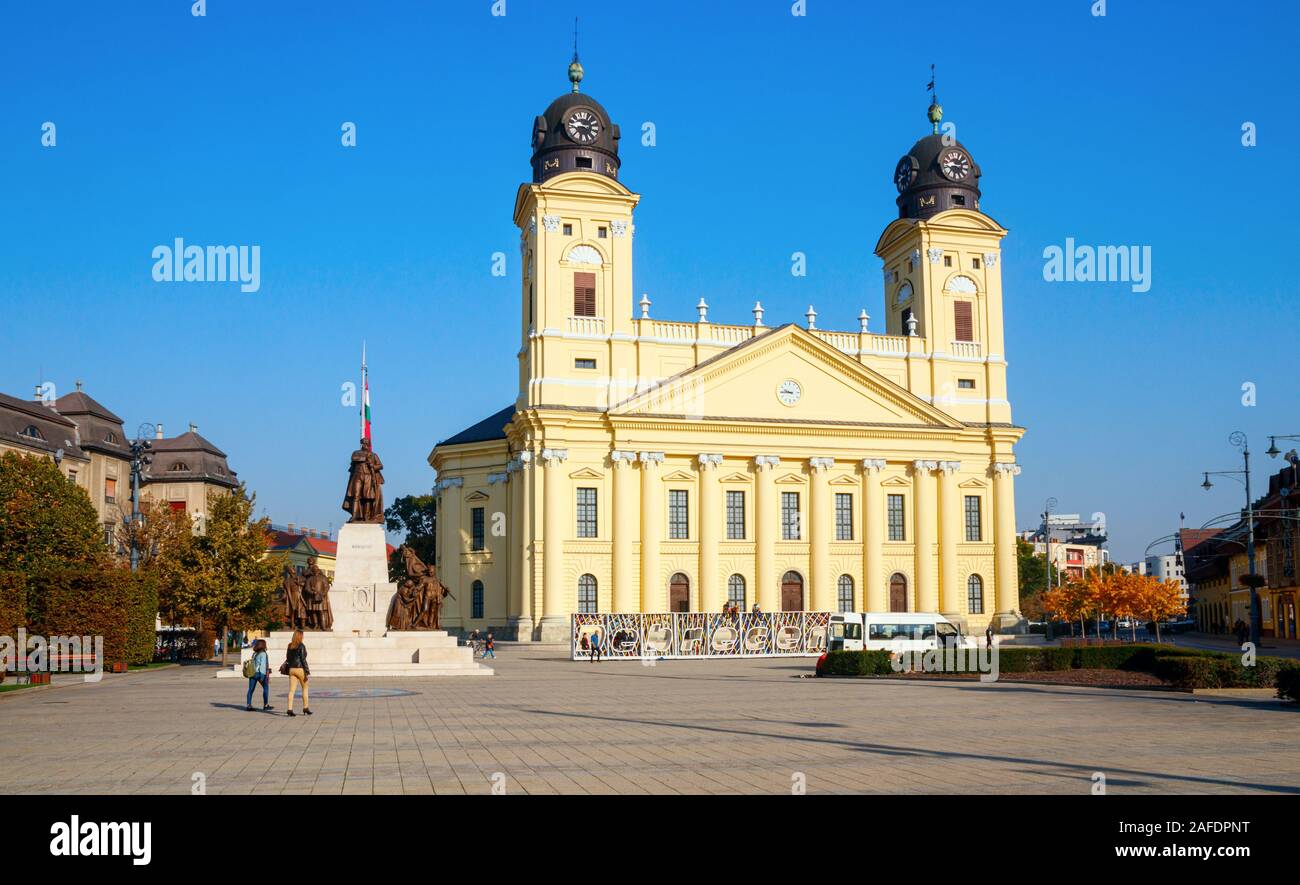 Grande Église réformée à la Place Kossuth sous un ciel bleu sur une journée ensoleillée. Debrecen, Hongrie. Banque D'Images