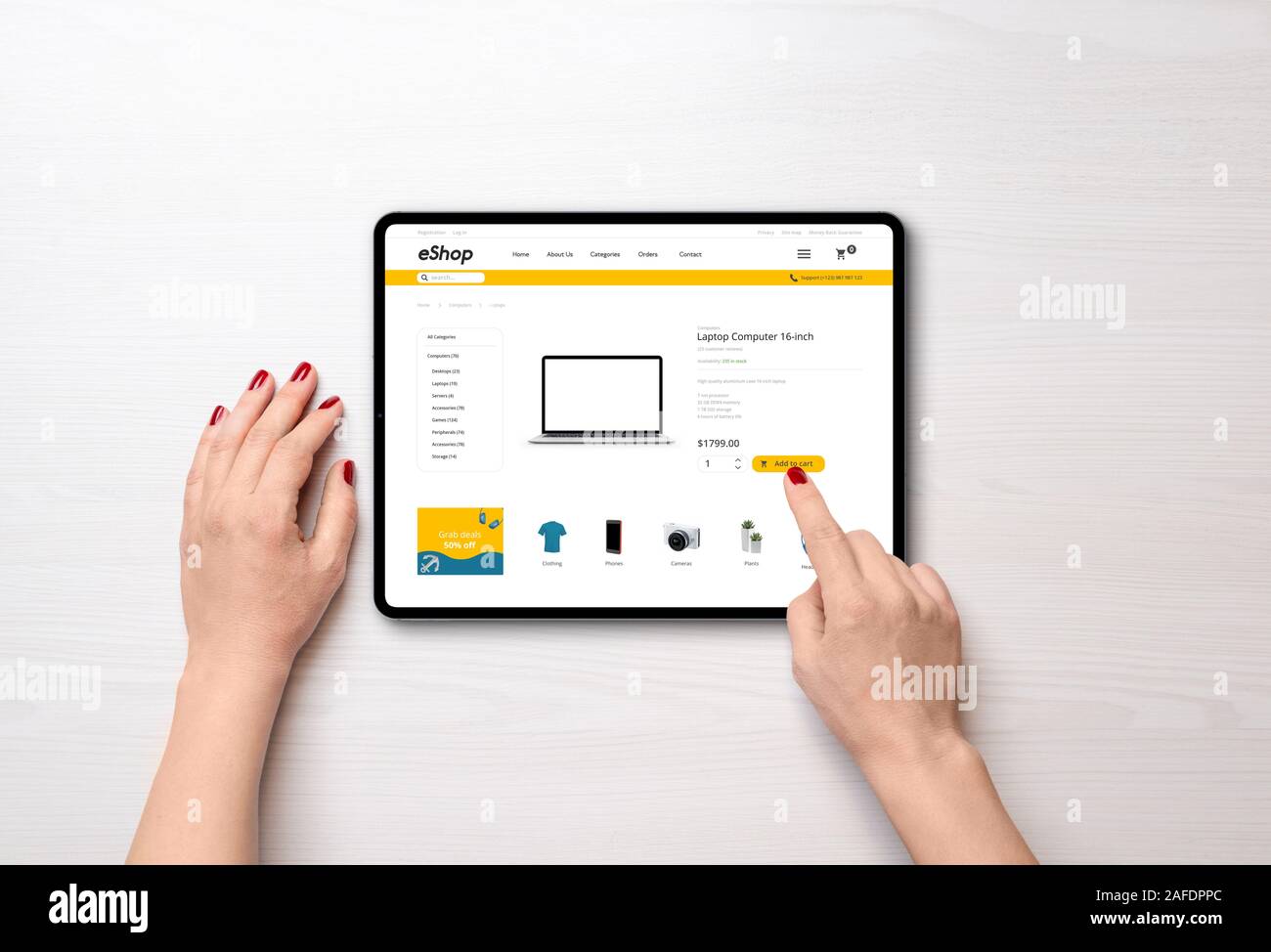 Magasinage en ligne avec tablette. Boutique en ligne moderne avec grab porte bannière sur 24. Vue de dessus, falt lay Banque D'Images