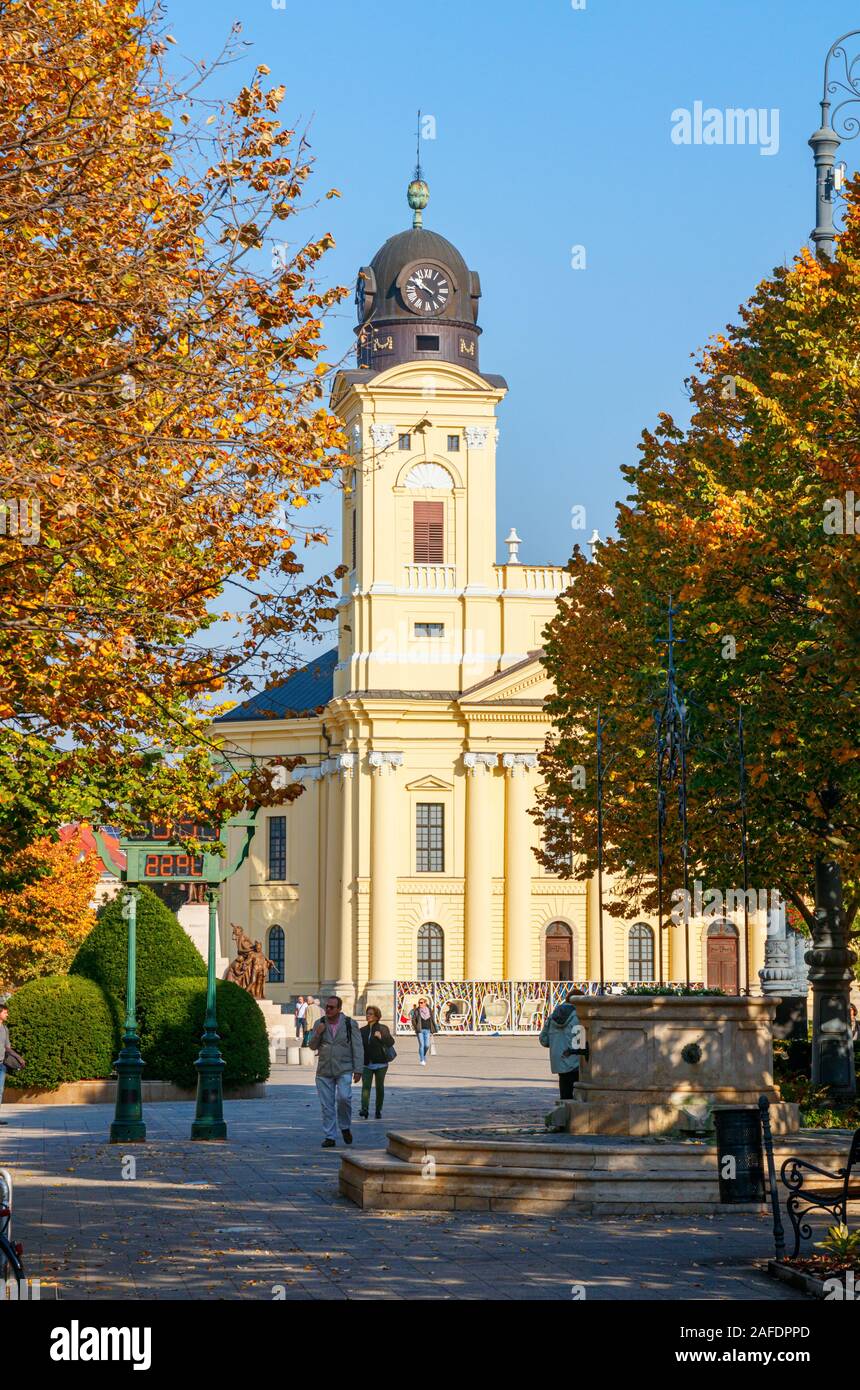 Grande Église réformée à la Place Kossuth avec arbres en automne les couleurs d'une journée ensoleillée. Debrecen, Hongrie. Banque D'Images