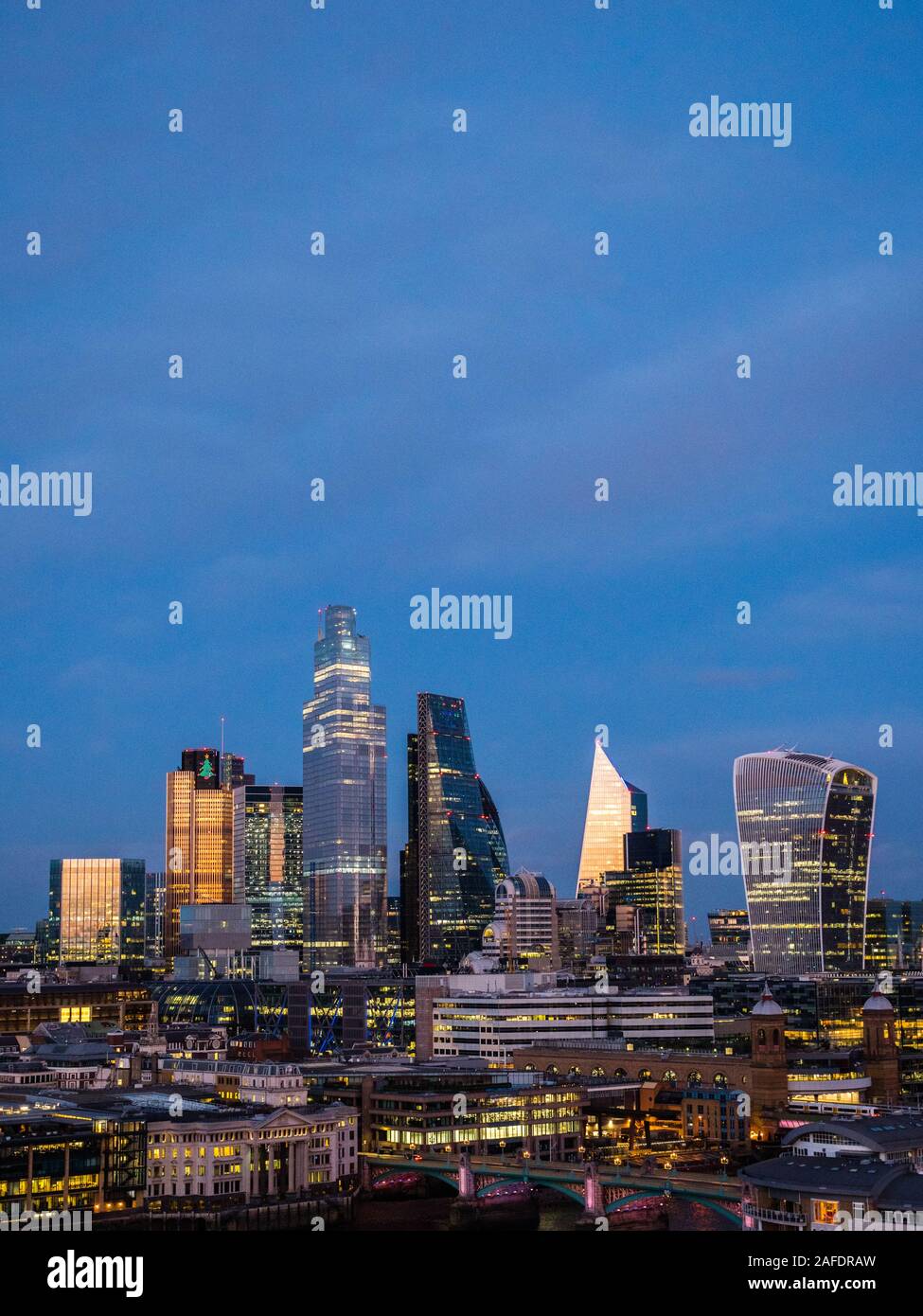 Beau paysage spectaculaire, City of London, England's Centre d'affaires, de nuit, England, UK, FR. Banque D'Images