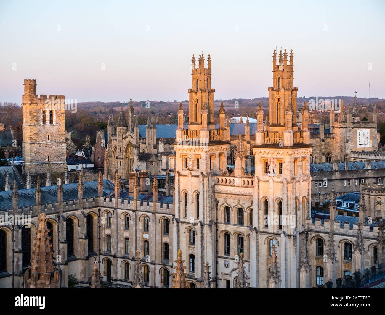 Clocher droit nouveau collège, avant-plan All Souls College, Université d'Oxford, Oxfordshire, England, UK, FR. Banque D'Images