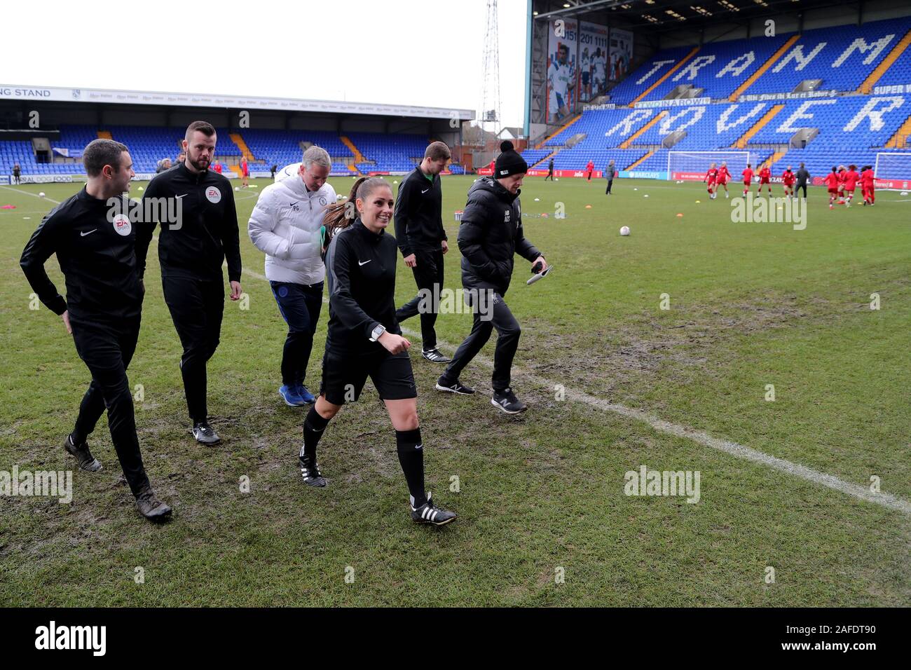 Arbitre et officiels après la fin de l'inspection à pas variable Prenton Park avant la FA Women's super match de championnat entre Liverpool et Chelsea à Prenton Park, Tranmere. Banque D'Images