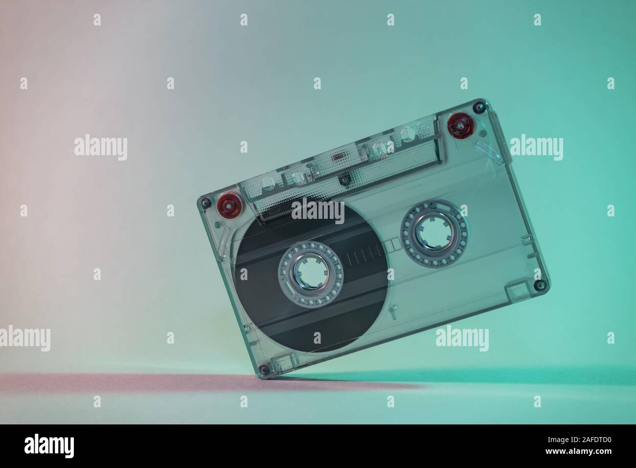 Belle cassette audio en neon light.style rétro minimaliste concept. 80s. Motif de conception. Banque D'Images