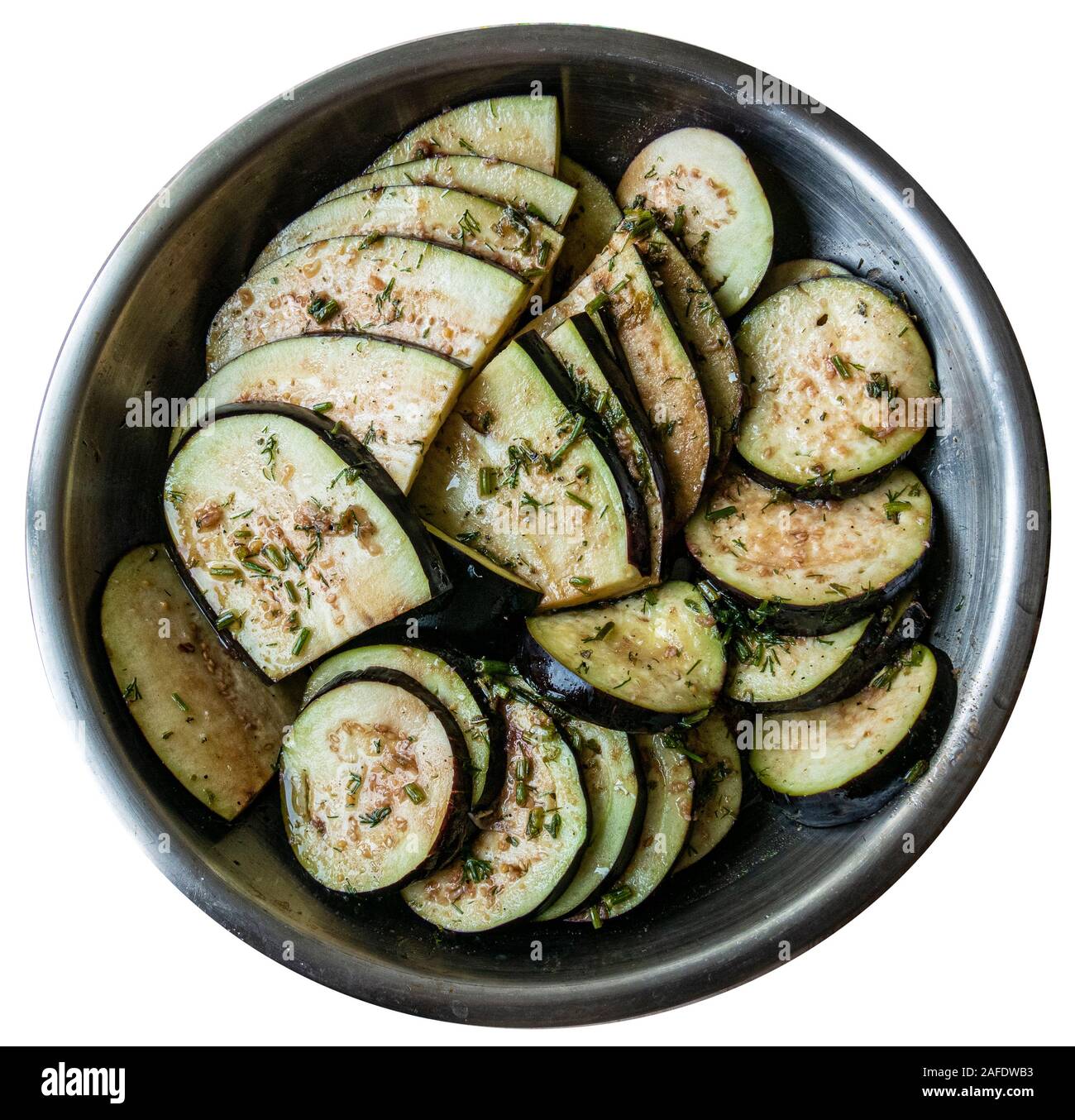 Les tranches d'aubergine est délicieux pour barbecue. Saupoudré de fines herbes, d'épices et la marinade. Libre. Banque D'Images