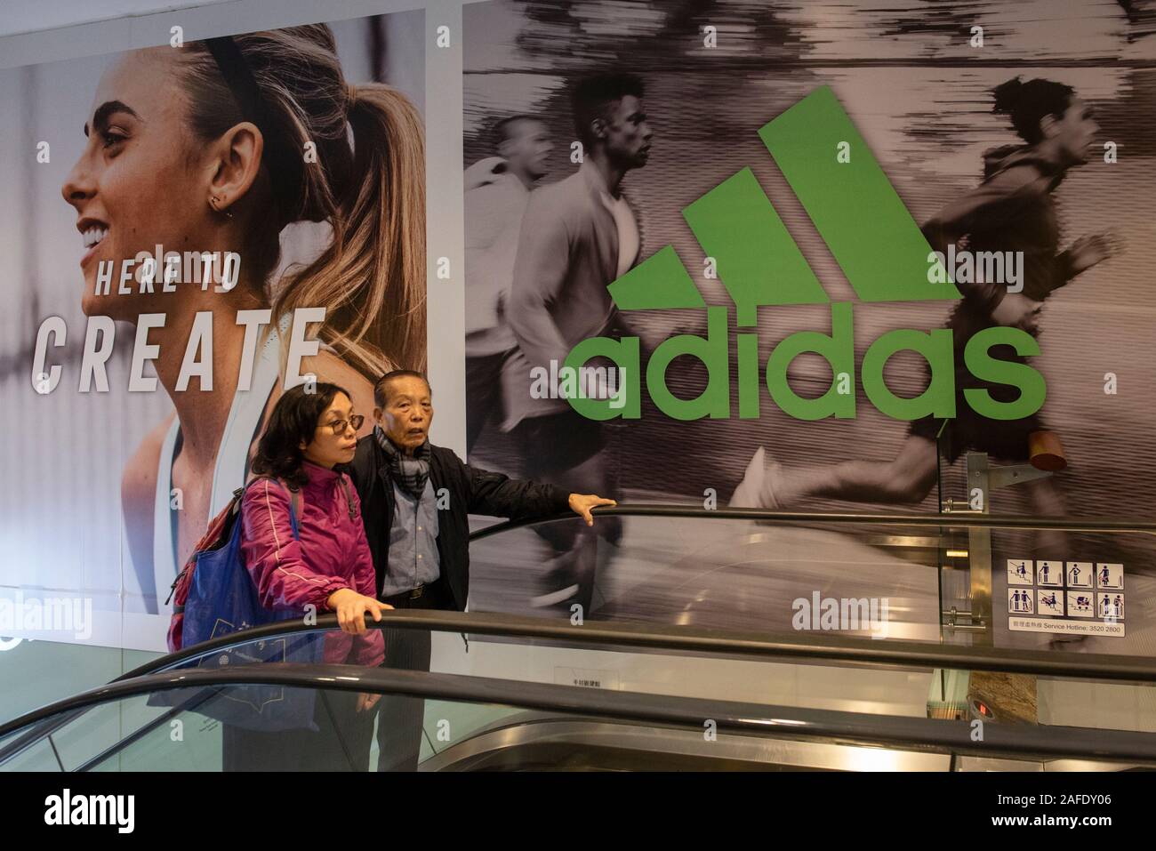 Logo adidas sportswear multinationale allemande vu à l'entrée du magasin à Hong Kong. Banque D'Images