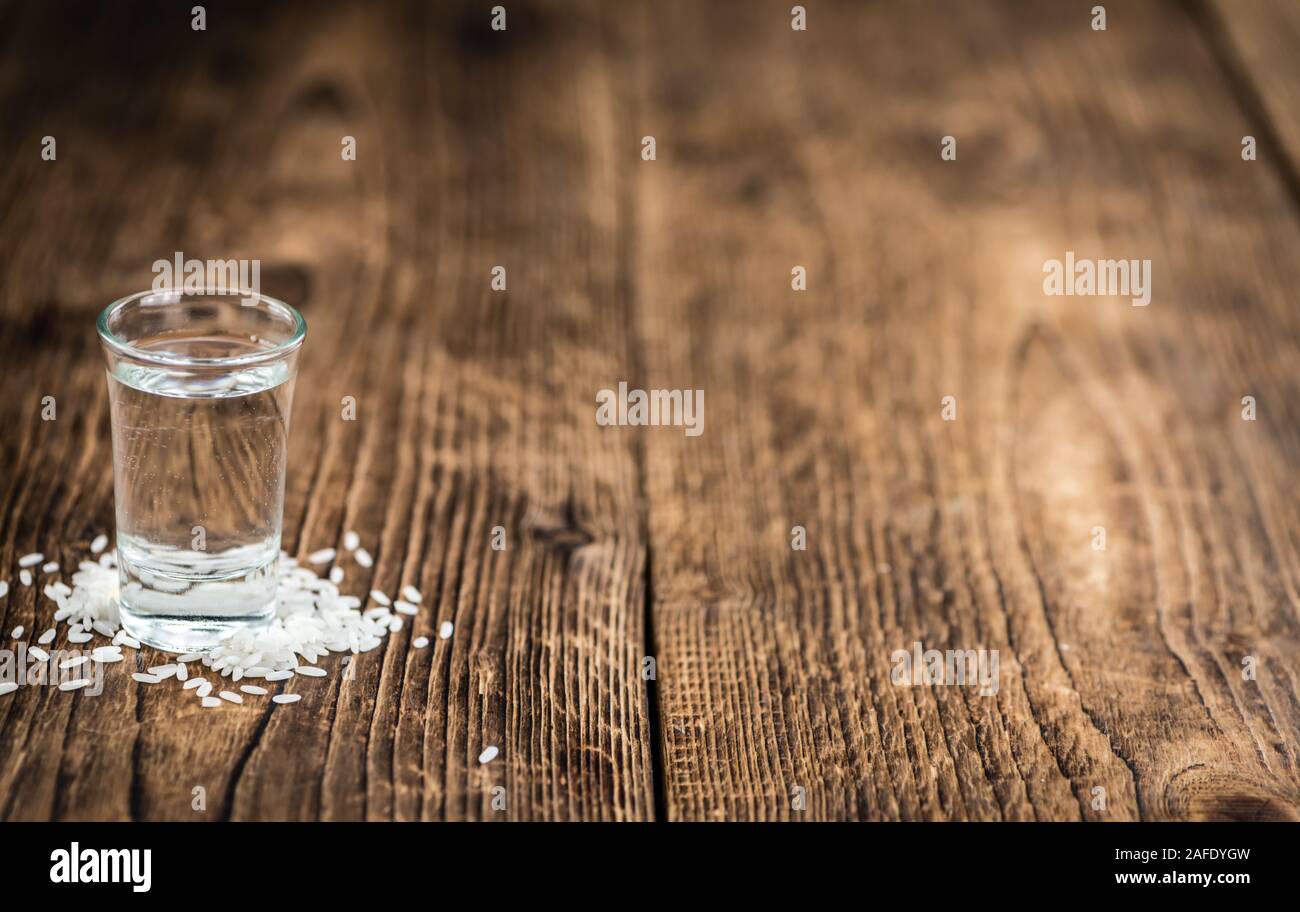 Sake (alcool japonais) sur une vieille table en bois Banque D'Images