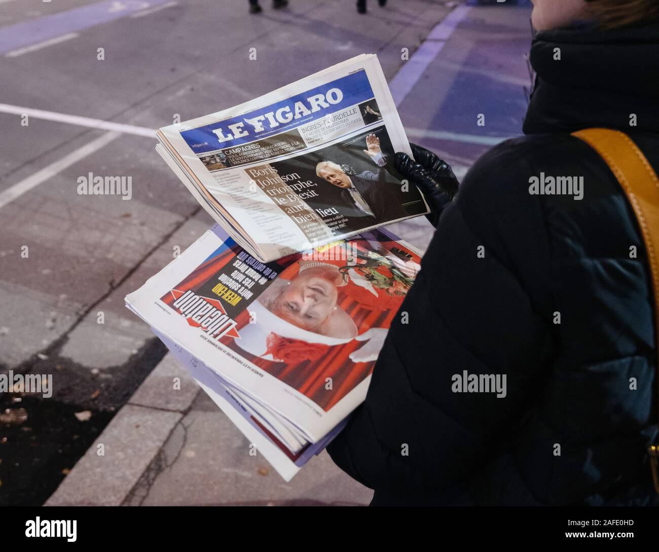 Paris, France - Dec 14, 2019 : près de kiosque de presse français Le Figaro après le premier ministre britannique du parti conservateur Boris Johnson a remporté haut la main la victoire parlementaire général précoce Banque D'Images