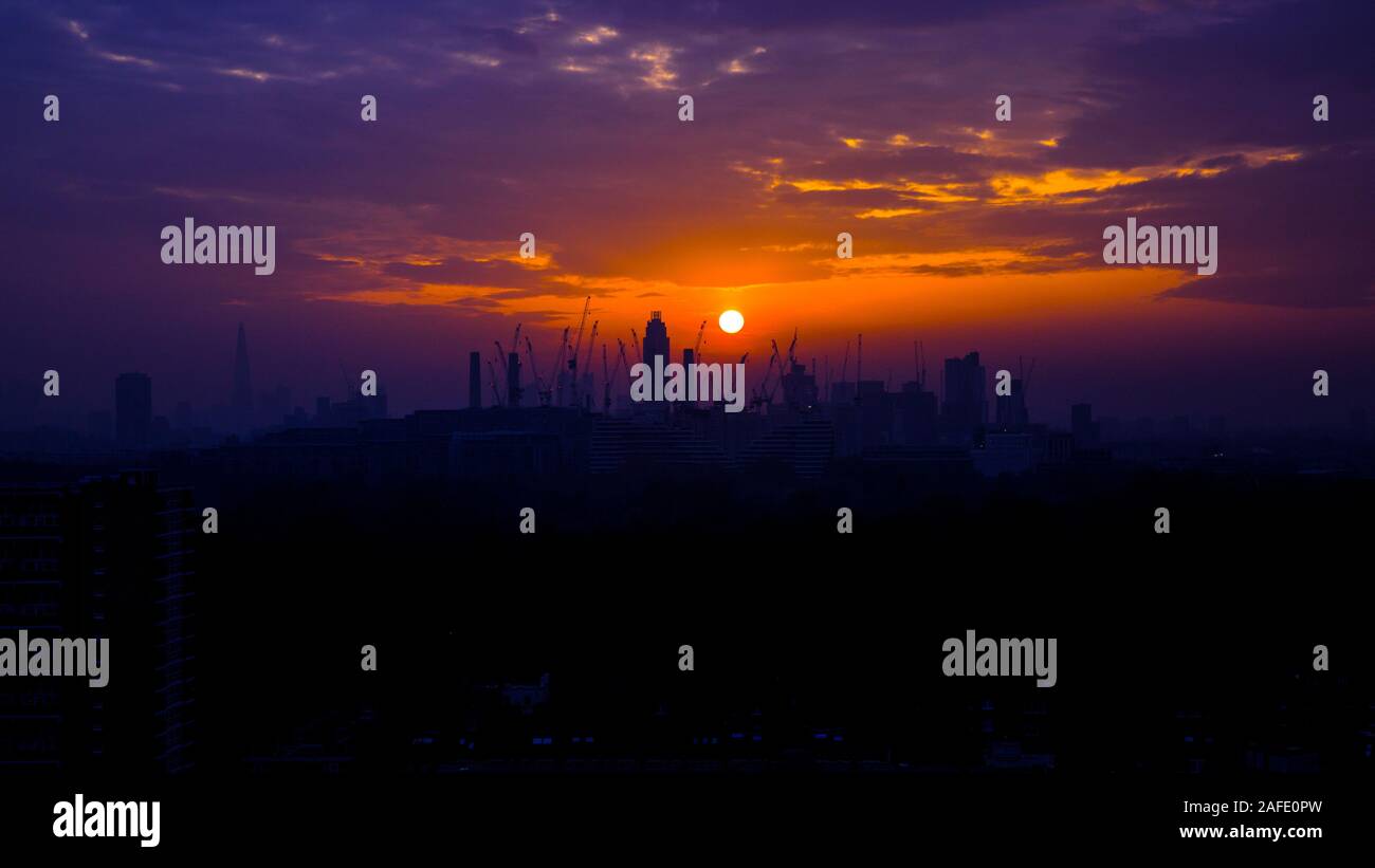 Silhouette jaune orange violet de la ligne d'horizon de Londres Banque D'Images