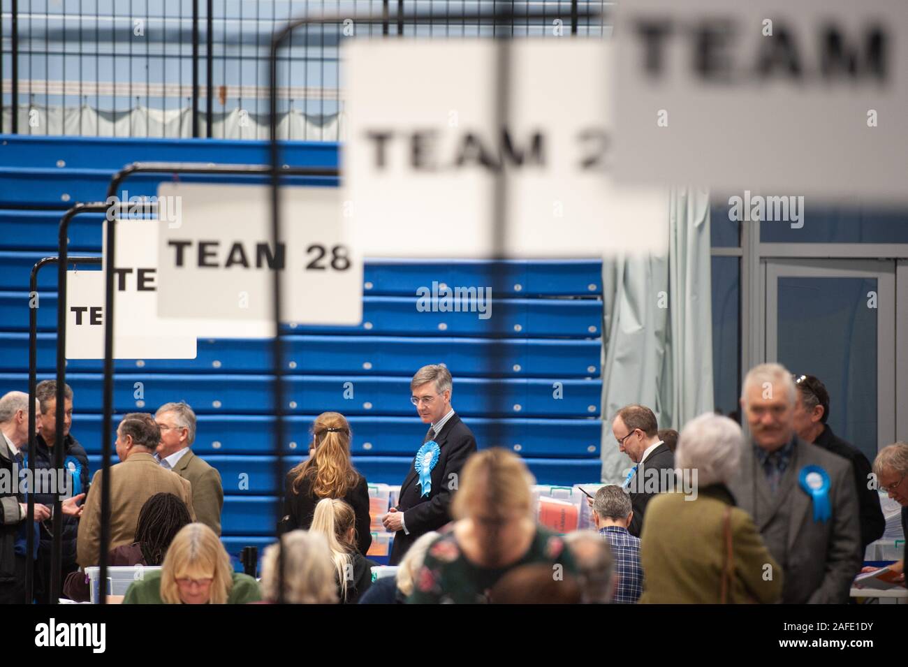 Village d'entraînement sportif, Université de Bath, Bath, Somerset, Royaume-Uni. 13 décembre 2019. Candidat conservateur Jacob Rees-Mogg watches le décompte Banque D'Images