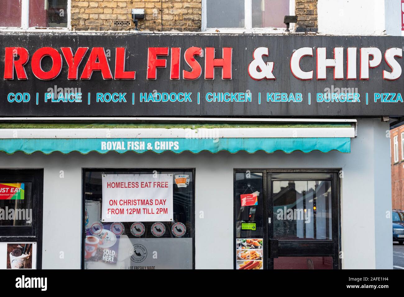 Repas de Noël gratuit pour les sans-abri au Royal Fish & Chips restaurant. Les sans-abri manger gratuitement offre de charité. Les sans-abri à Southend on Sea, Essex Banque D'Images