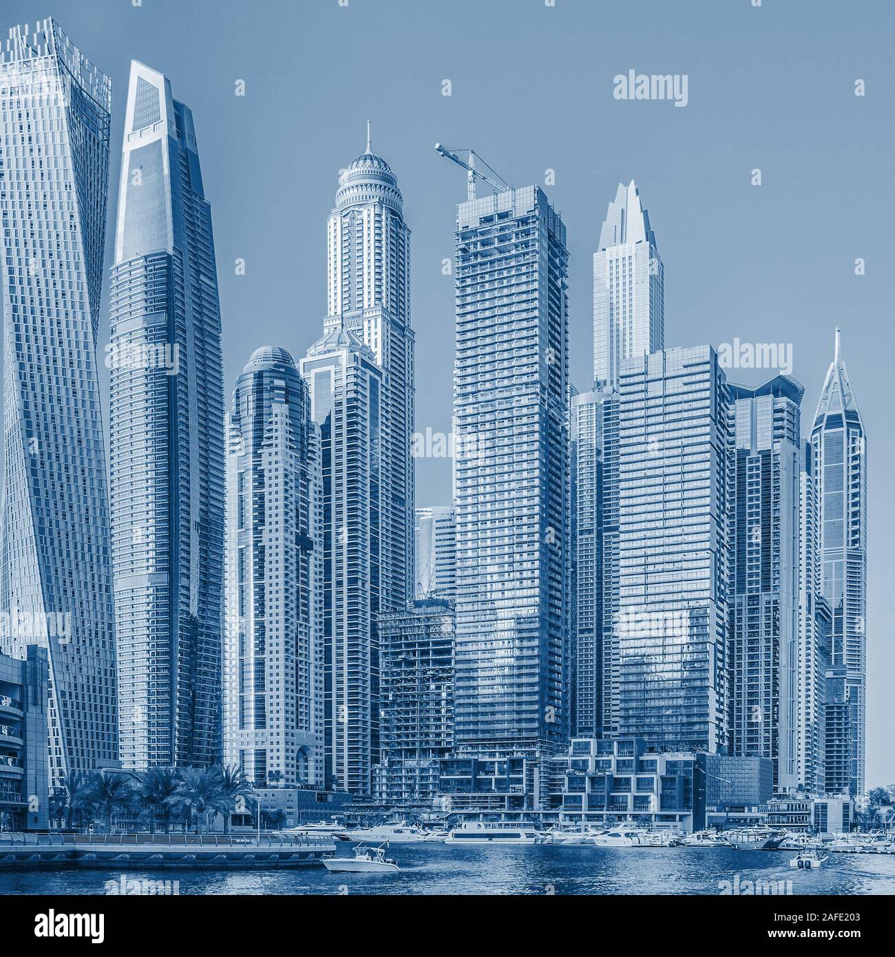 La Marina de Dubaï au coucher du soleil, les Emirats Arabes Unis.Classic Blue abstract background. Couleur de l'année 2020. Banque D'Images