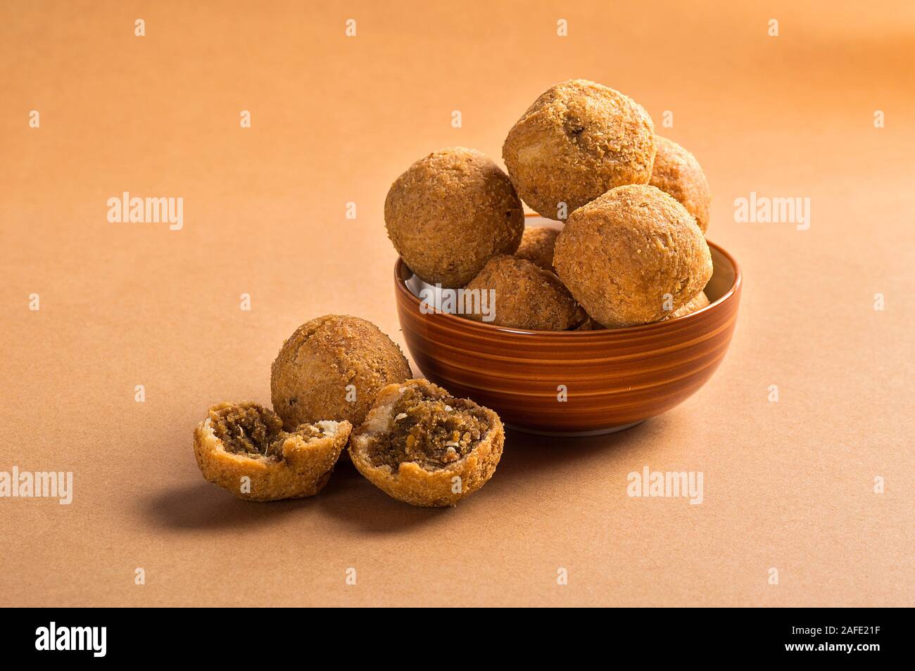 Kachauri Kachodi Kachori ou ou ou Katchuri est un casse-croûte épicés, des collations avec du thé et de la salade verte et le ketchup Banque D'Images