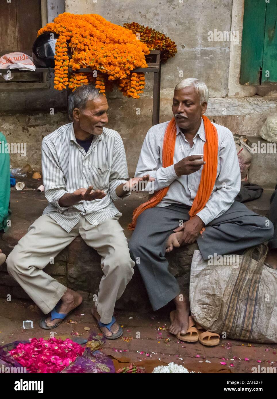 Deux hommes indiens au marché aux fleurs de Varanasi, Inde Banque D'Images