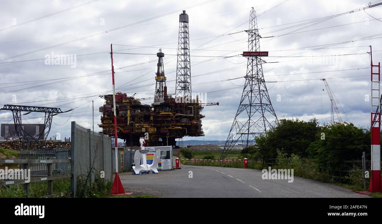 Plate-forme pétrolière d'être démantelé à Seaton Carew Hartlepool Banque D'Images