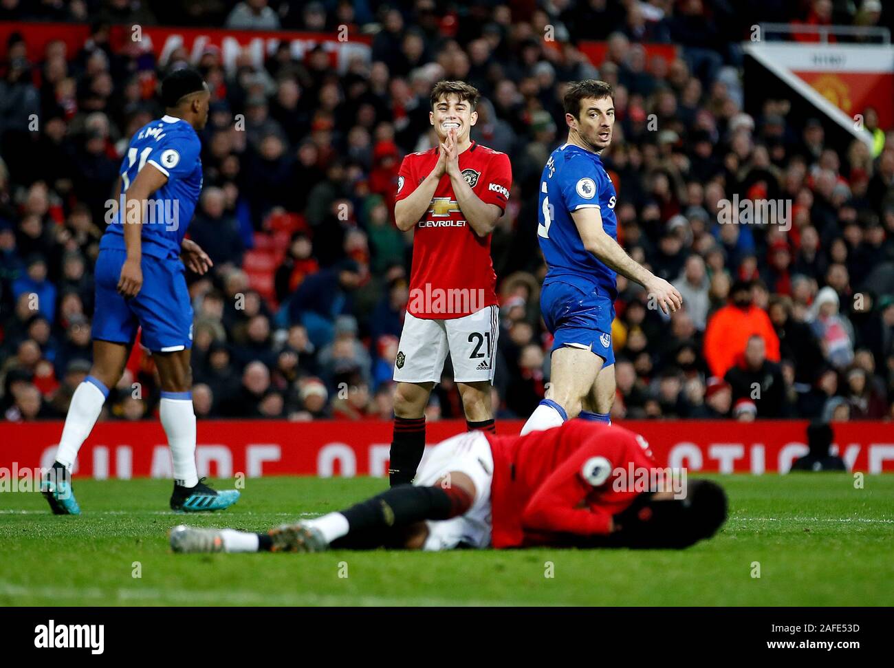 Manchester United, Daniel James (centre) grimaces après avoir frappé son coéquipier Jesse Lingard (au sol), au visage avec le ballon au cours de la Premier League match à Old Trafford, Manchester. Banque D'Images