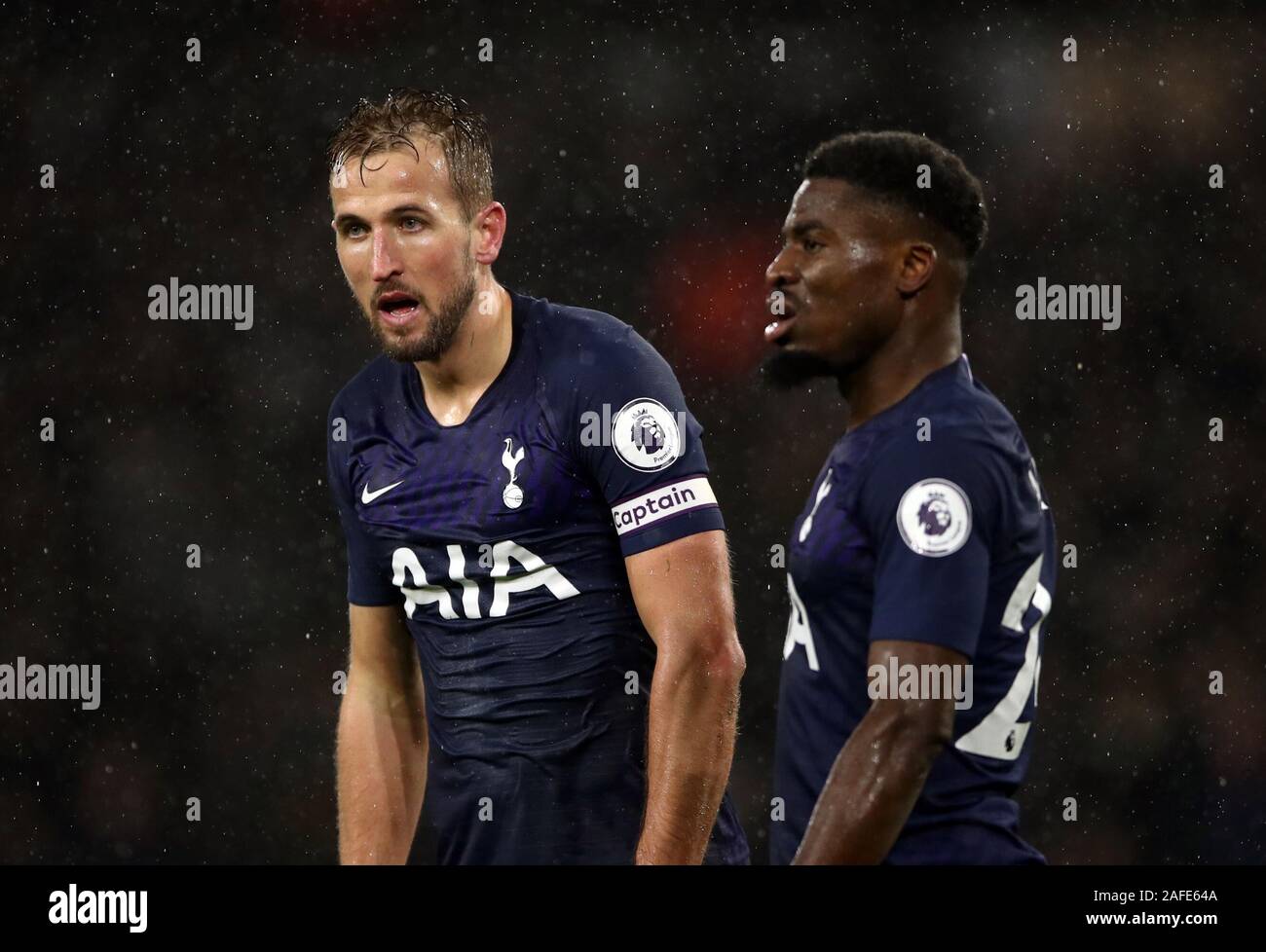Tottenham Hotspurs' Harry Kane (à gauche) au cours de la Premier League match à Molineux, Wolverhampton. Banque D'Images