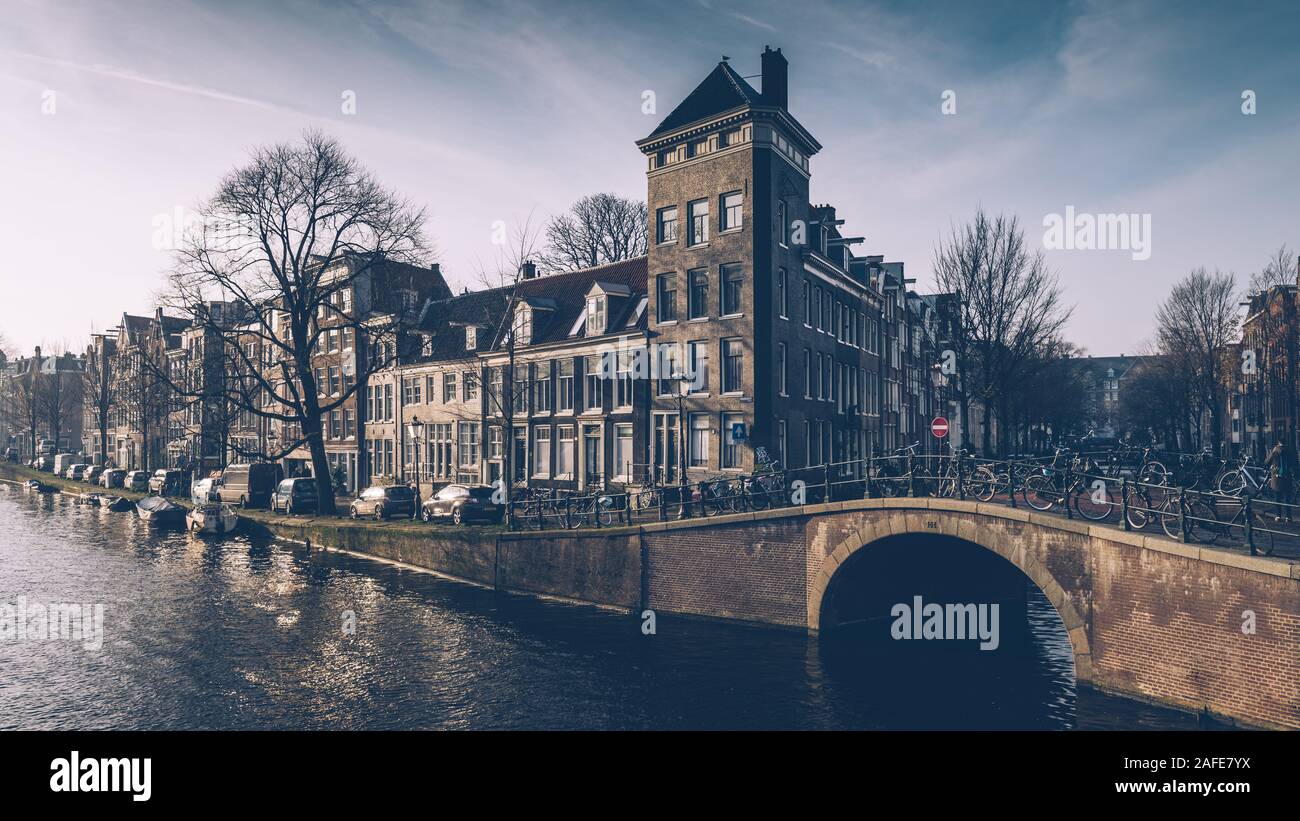 L'automne d'Amsterdam le matin, vieille ville, pont, les canaux d'Amsterdam Banque D'Images L'automne d'Amsterdam le matin, vieille ville, pont, les canaux d'Amsterdam Banque D'Images