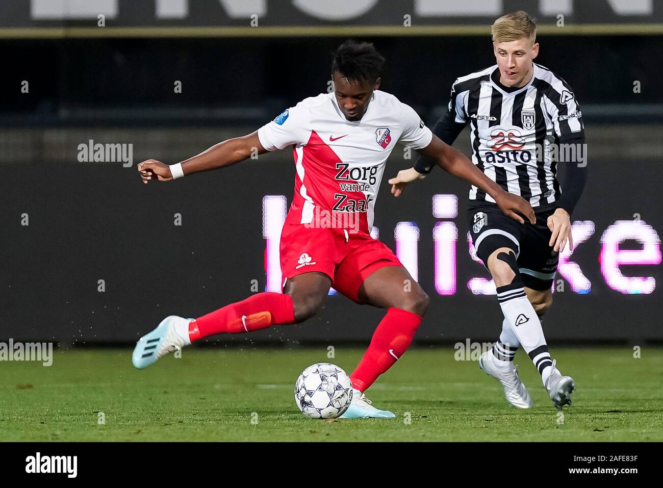 ALMELO, Heracles Almelo - FC Utrecht, 15-12-2019, le football, l'Eredivisie néerlandaise, saison 2019-2020, Polman Stadium, joueur du FC Utrecht Jean-Christophe Bahebeck (L), Heracles Almelo dvd Teun Bijleveld (R) Banque D'Images