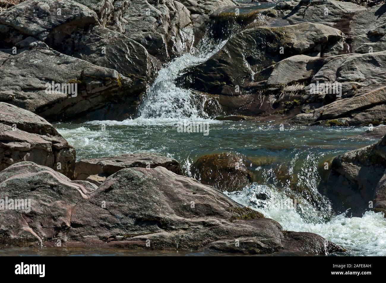 Un paysage magnifique avec vue rivière coulant à gros cailloux et pierres, la ville de Teteven, Bulgarie, Europe Banque D'Images
