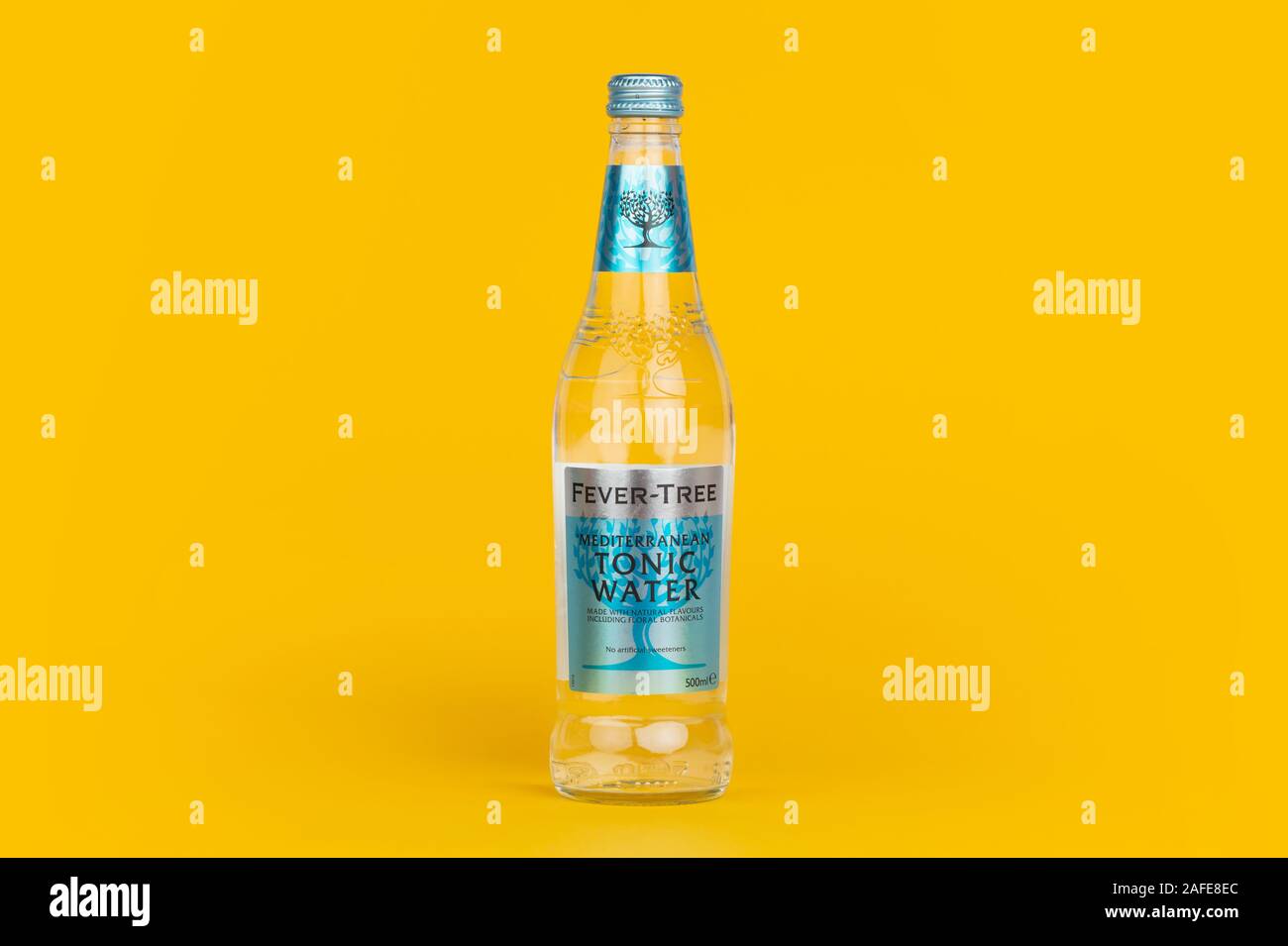 Une bouteille de l'eau tonique Fever-Tree tourné sur un fond jaune. Banque D'Images