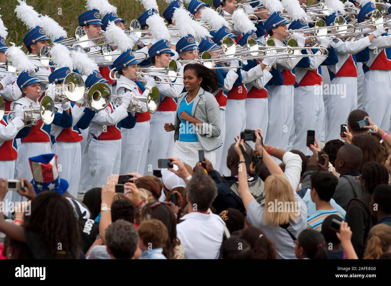 Portant un costume patriotique America's first lady Michelle Obama pour assister à une partie de 'Let's move' campagne à Winfield House, la résidence de l'Ambassadeur des États-Unis à Londres avant les Jeux Olympiques qui aura lieu au Royaume-Uni. Banque D'Images