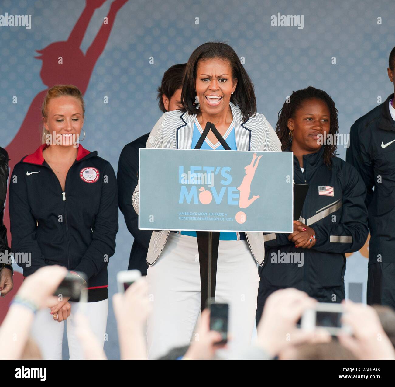 Portant un costume patriotique America's first lady Michelle Obama pour assister à une partie de 'Let's move' campagne à Winfield House, la résidence de l'Ambassadeur des États-Unis à Londres avant les Jeux Olympiques qui aura lieu au Royaume-Uni. Banque D'Images