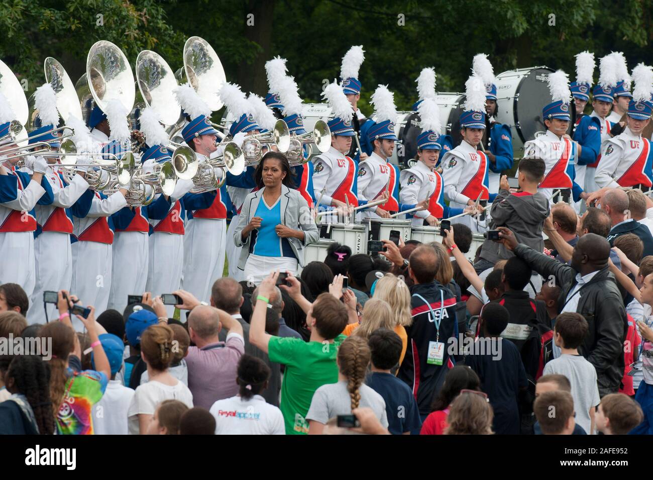 Portant un costume patriotique America's first lady Michelle Obama pour assister à une partie de 'Let's move' campagne à Winfield House, la résidence de l'Ambassadeur des États-Unis à Londres avant les Jeux Olympiques qui aura lieu au Royaume-Uni. Banque D'Images