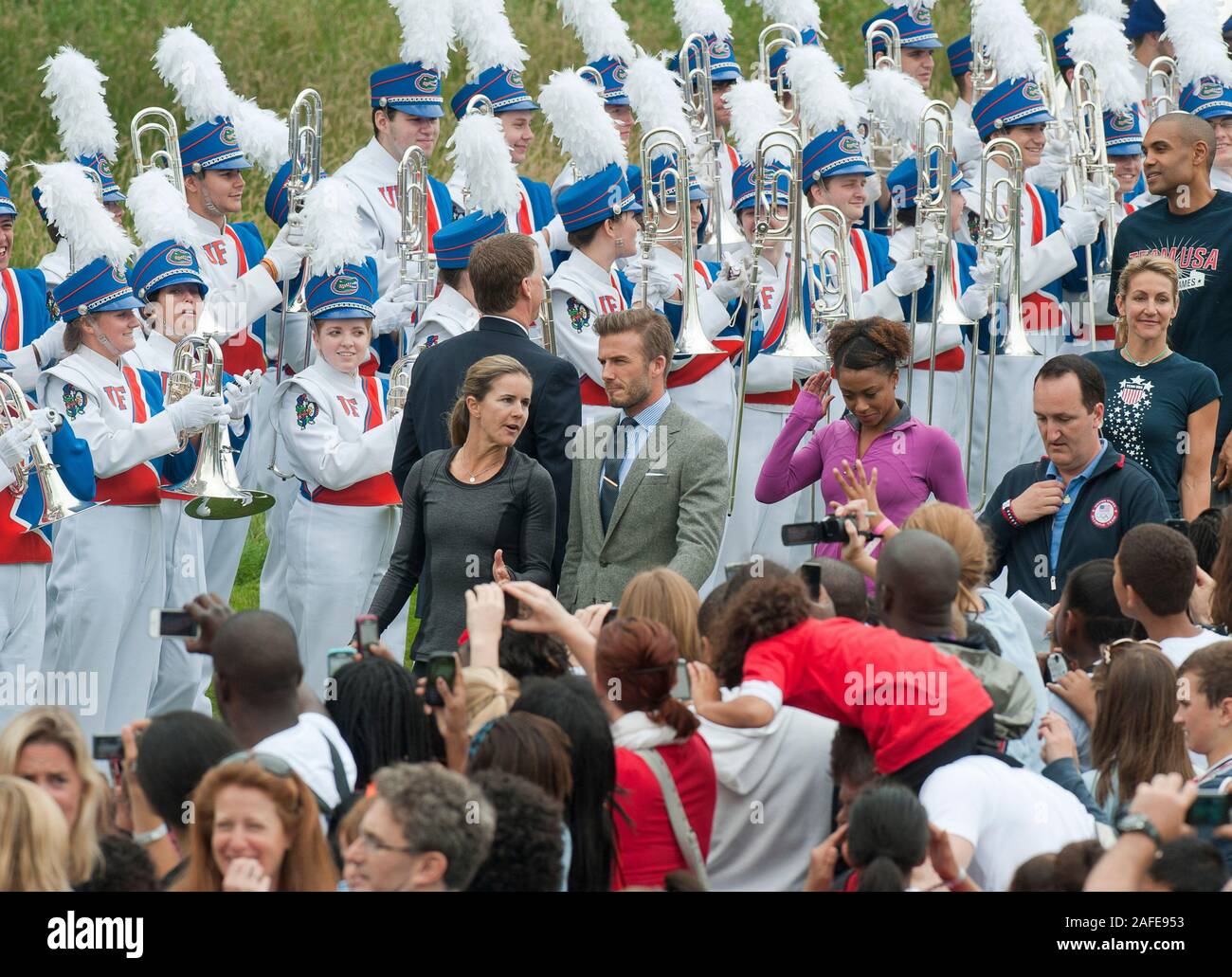 Portant un costume patriotique America's first lady Michelle Obama pour assister à une partie de 'Let's move' campagne à Winfield House, la résidence de l'Ambassadeur des États-Unis à Londres avant les Jeux Olympiques qui aura lieu au Royaume-Uni. Banque D'Images