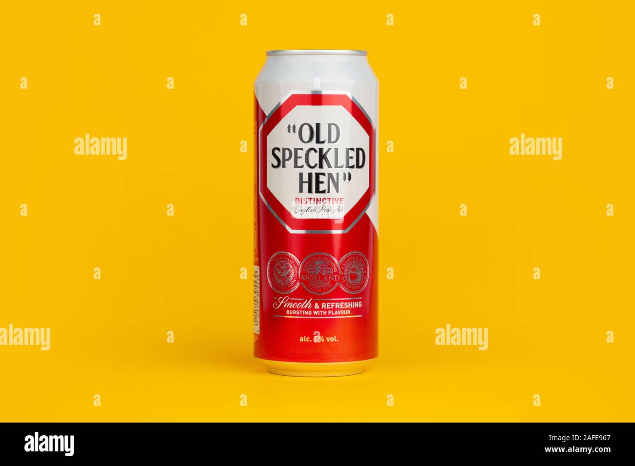 Un peut de vieille bière Speckled Hen tourné sur un fond jaune. Banque D'Images