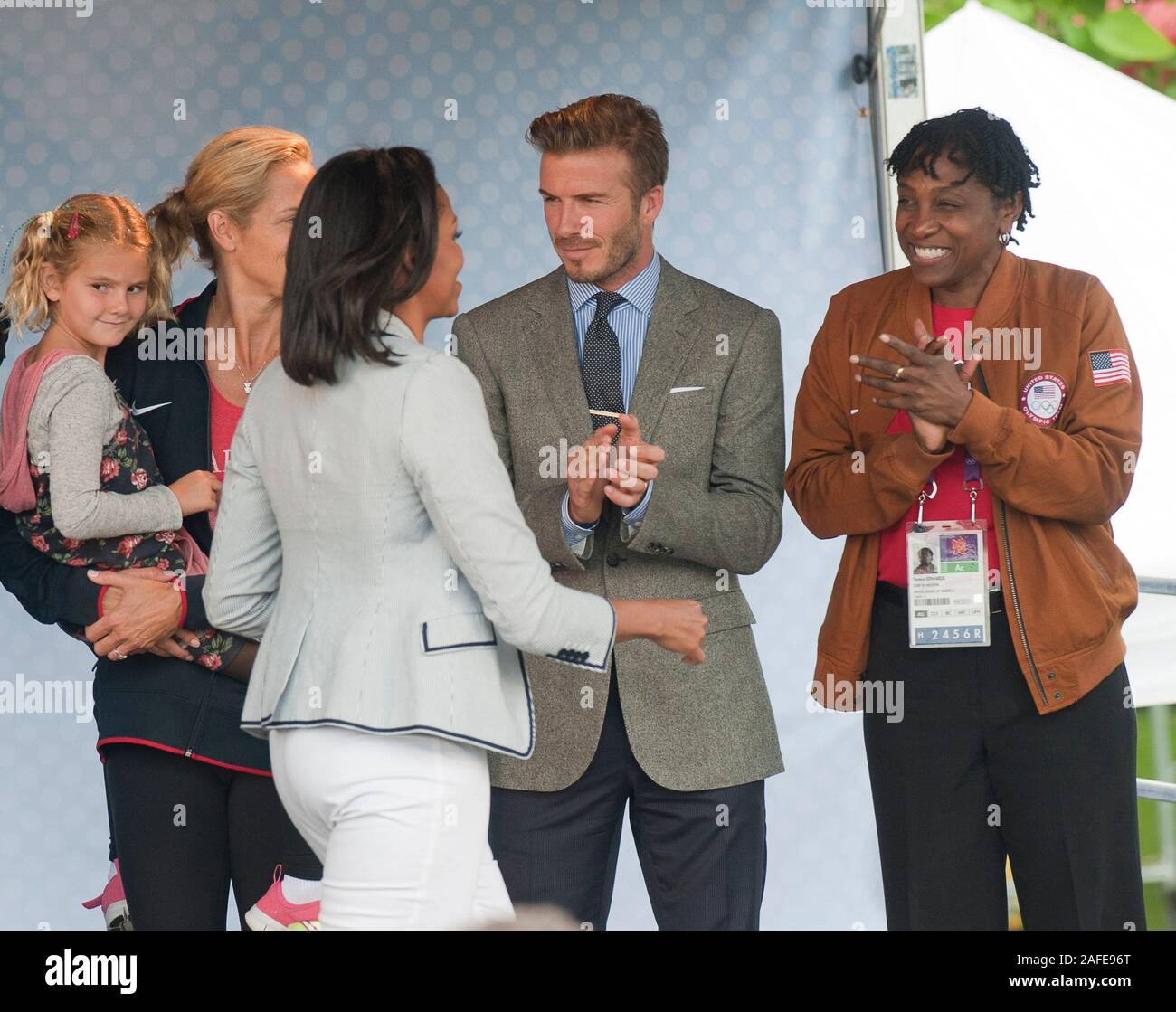 Portant un costume patriotique America's first lady Michelle Obama pour assister à une partie de 'Let's move' campagne à Winfield House, la résidence de l'Ambassadeur des États-Unis à Londres avant les Jeux Olympiques qui aura lieu au Royaume-Uni. Banque D'Images