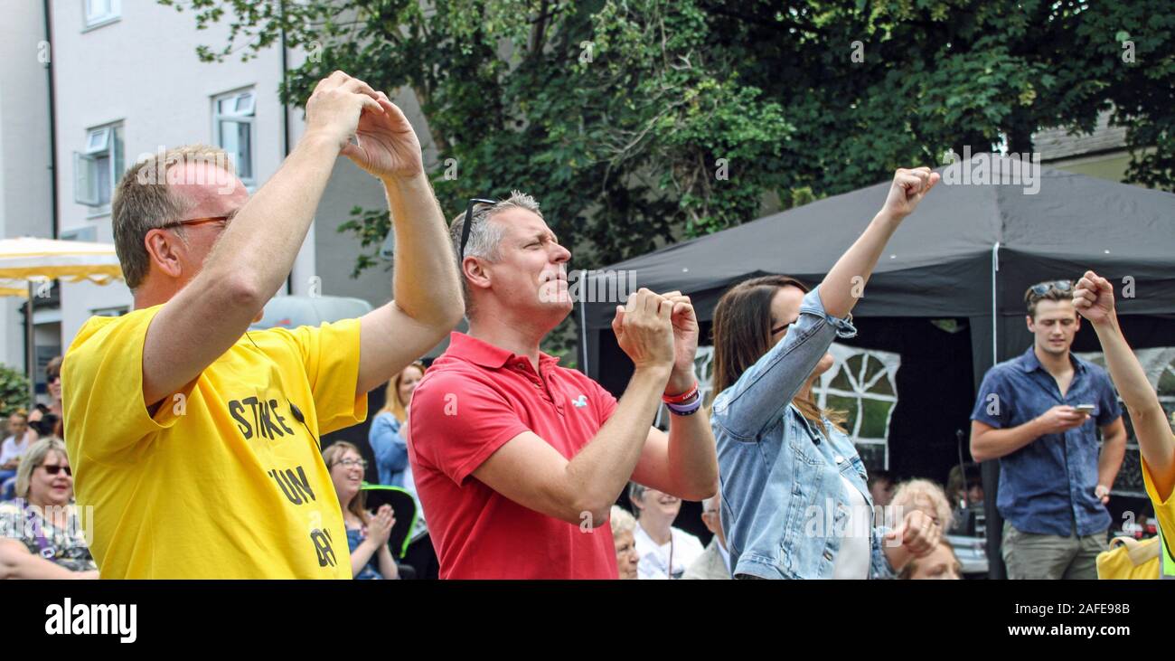 Luc Pollard MP pour Plymouth Sutton et Devonport (au centre en rouge) se joint à la fête, à Stoke Funday et le carnaval qui a eu lieu le 21 juillet 19. Plymouth Banque D'Images