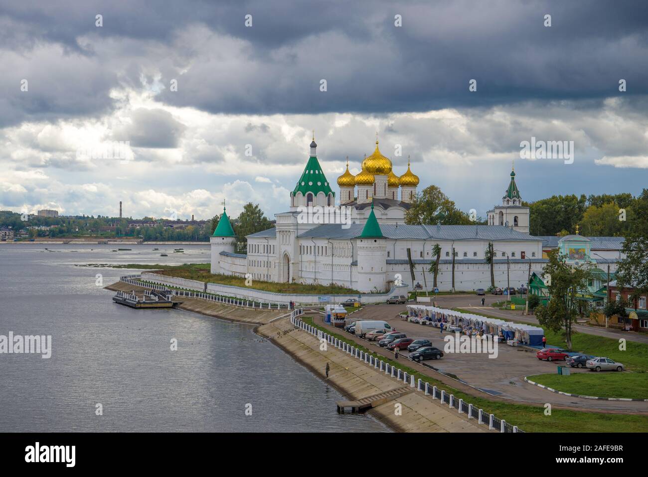 KOSTROMA, RUSSIE - 08 septembre 2016 : Sainte Trinité monastère Ipatiev sous un ciel d'orage en Septembre 24. Anneau d'or Banque D'Images