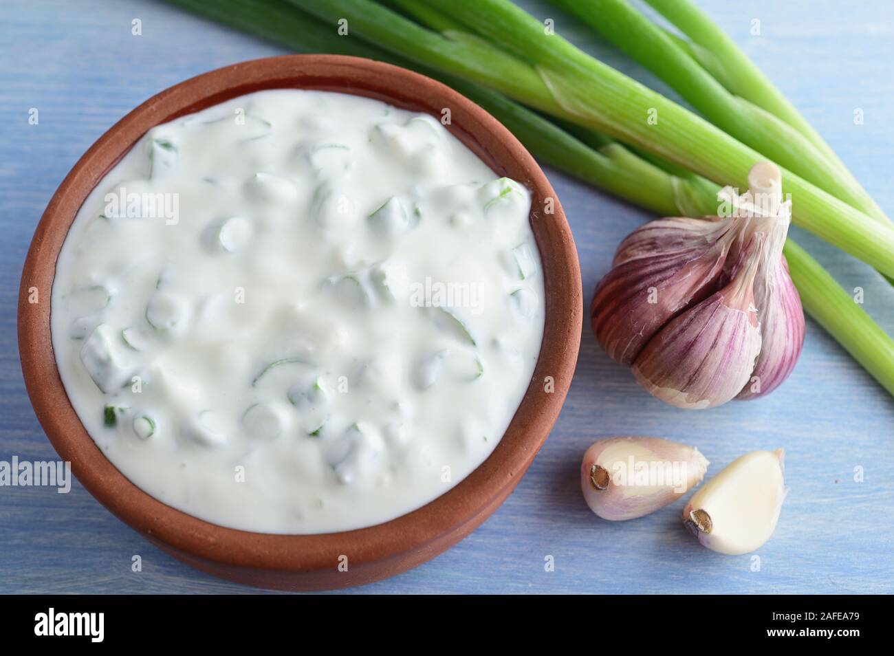 Vue rapprochée de fromage blanc dans une casserole avec l'ail et oignon vert Banque D'Images