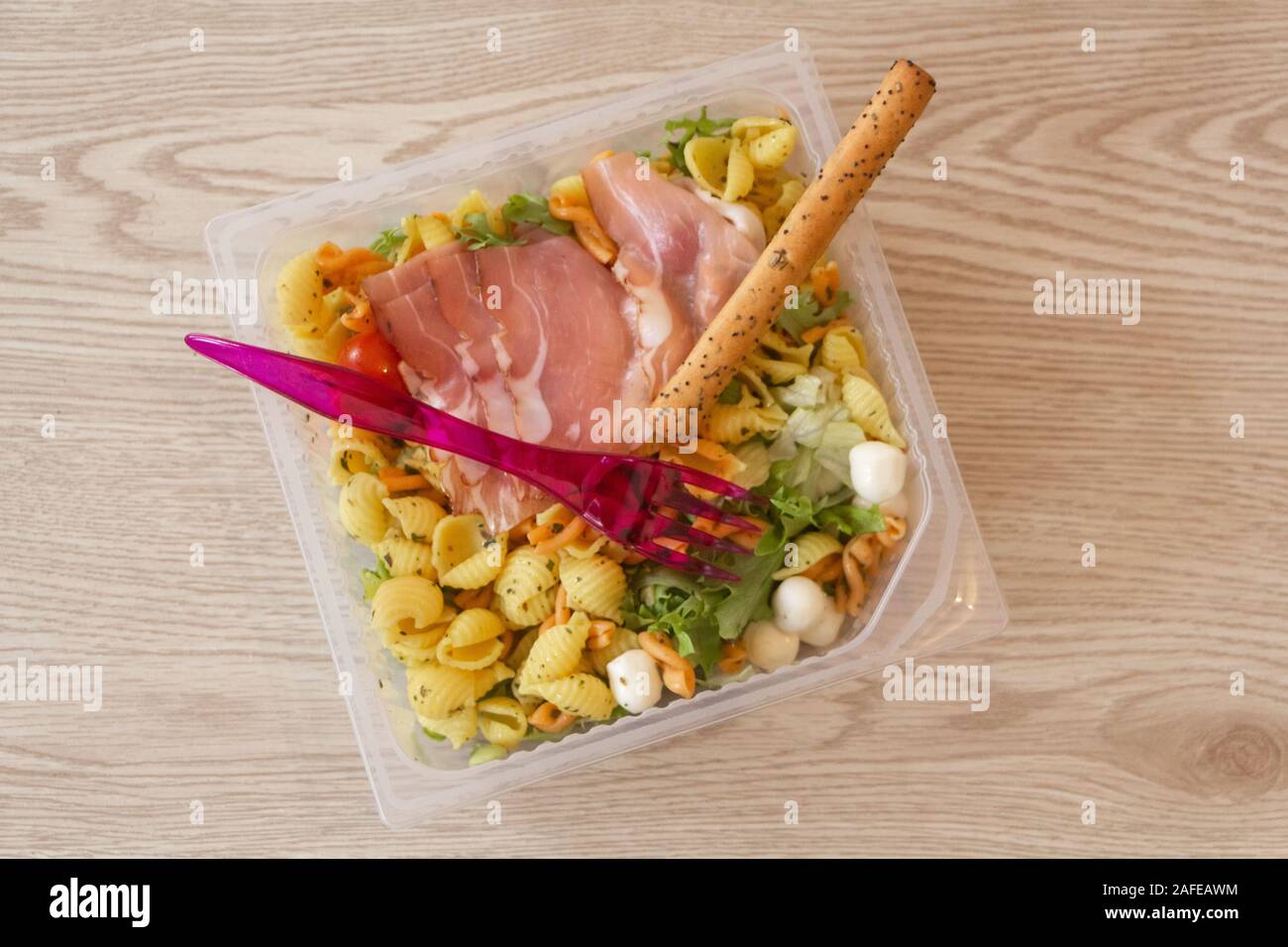 Salade Mixte industriel avec fourchette en plastique et longuet Banque D'Images