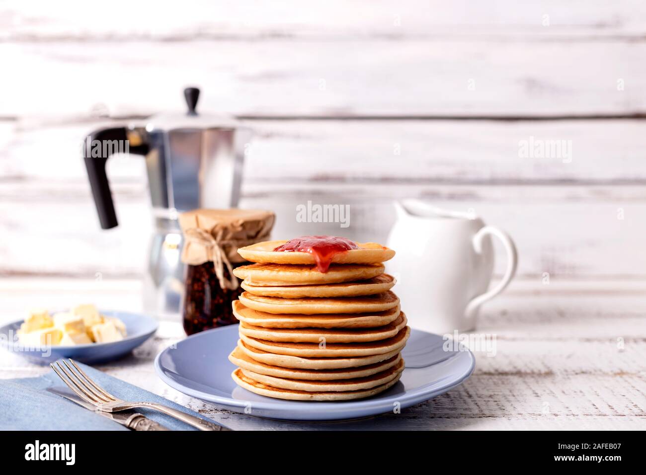 Délicieux petit-déjeuner. Confiture de fraise avec des crêpes et du beurre. Focus sélectif. Banque D'Images