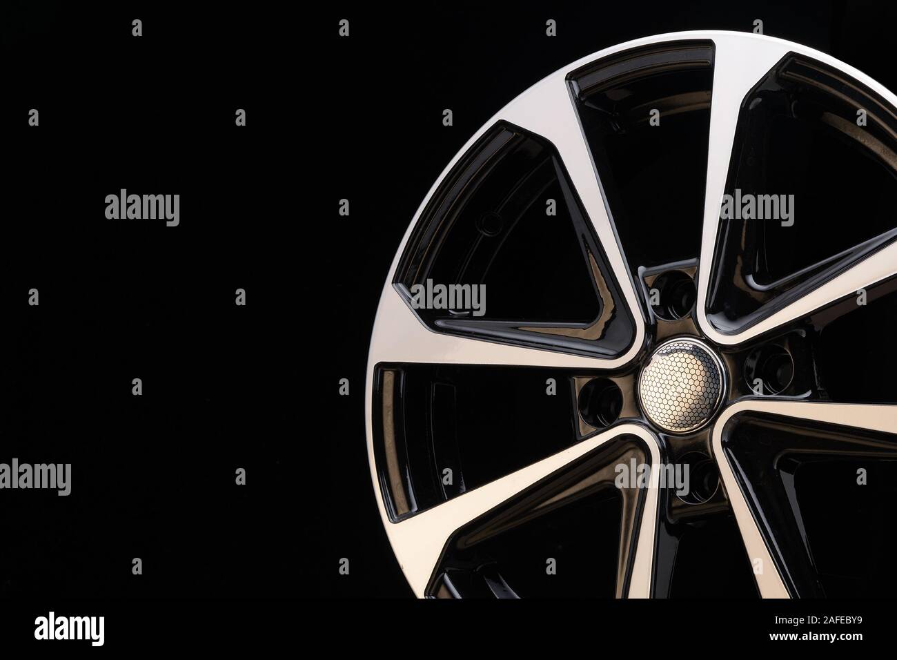 Disque en aluminium moderne de roues en alliage, close-up sur fond noir, de rayons et la jante. copy space Banque D'Images