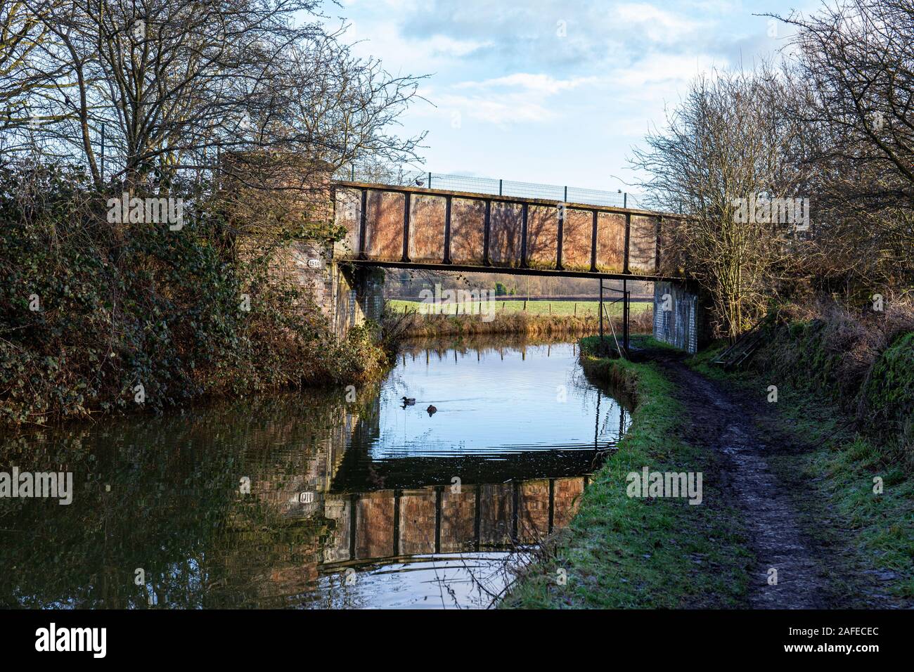 Pont de chemin de fer désaffectées 151A, plus de Trent et Mersey Canal maintenant partie de Wheelock Rail Trail, Cheshire UK Banque D'Images