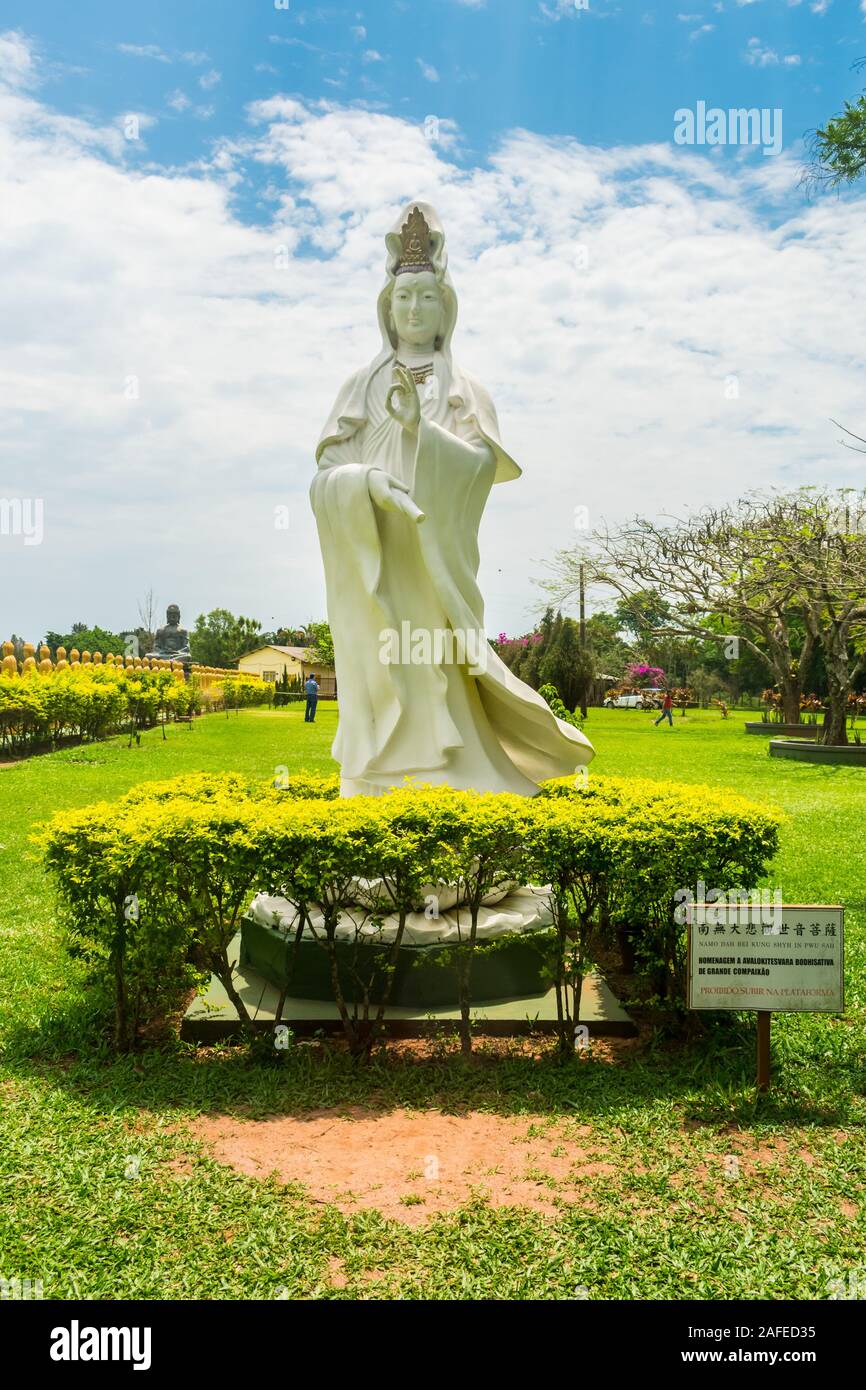 Foz do Iguaçu, Brésil - Circa Octobre 2019 : Bodhisattva Avalokiteshvara (aka Kuan Yin) statue Chen Tien Temple bouddhiste Banque D'Images