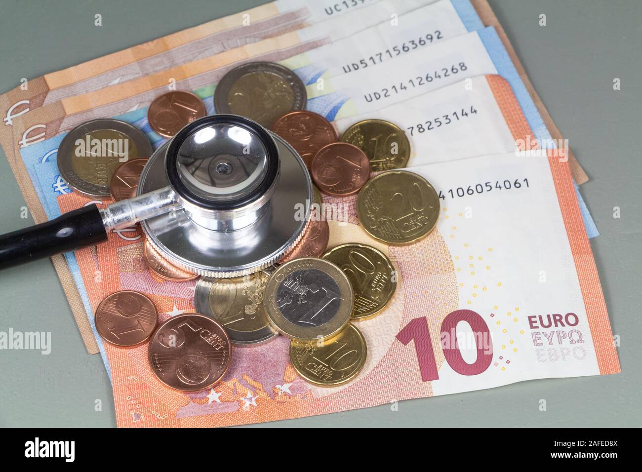 Stéthoscope noir, pièces et billets en euros comme concept pour le coût des soins de santé Banque D'Images