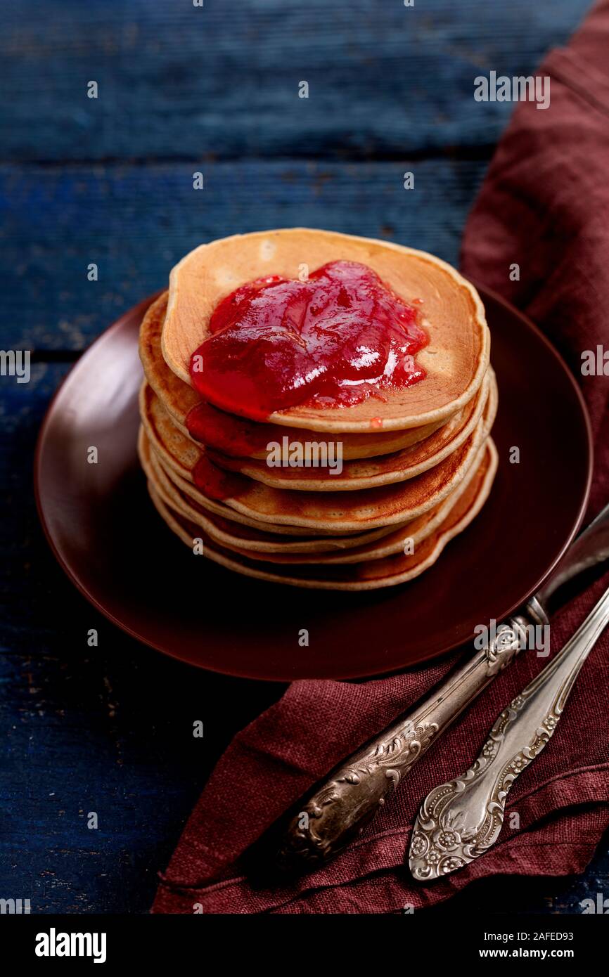 Délicieux petit-déjeuner. Confiture de fraise avec des crêpes et du beurre. Focus sélectif. Banque D'Images