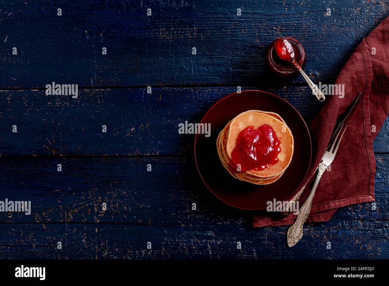 Délicieux petit-déjeuner. Confiture de fraise avec des crêpes et du beurre. Focus sélectif. Banque D'Images