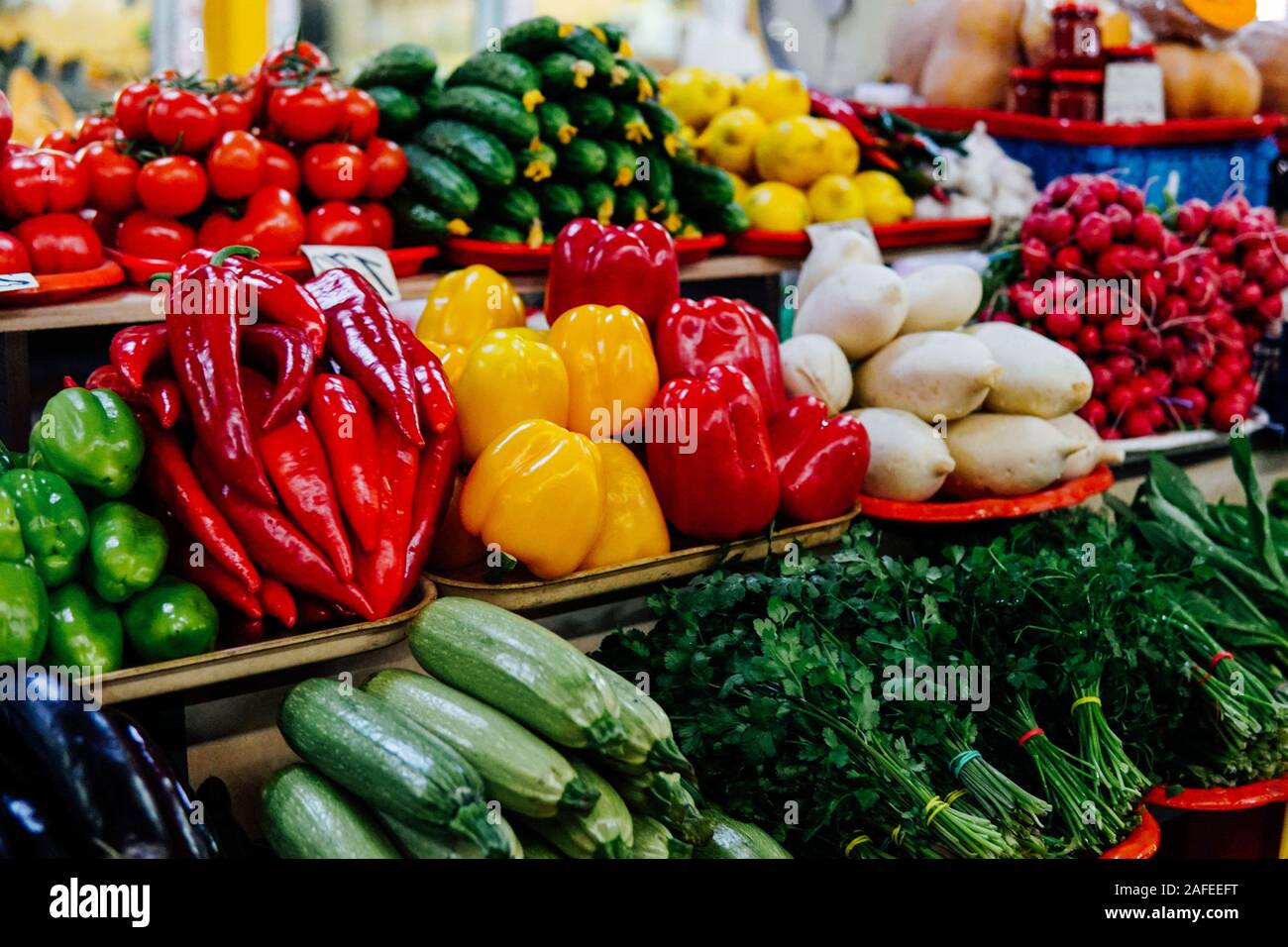 Beaucoup de légumes sur la table les concombres poivrons tomates laitue Banque D'Images