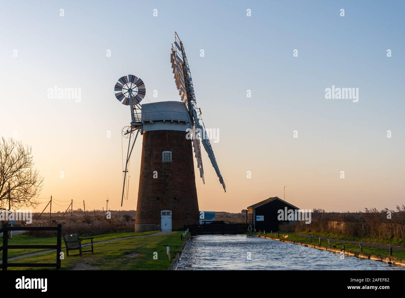 Horsey Bazin (moulin, pompe éolienne) au lever du soleil en hiver, Norfolk, UK Banque D'Images