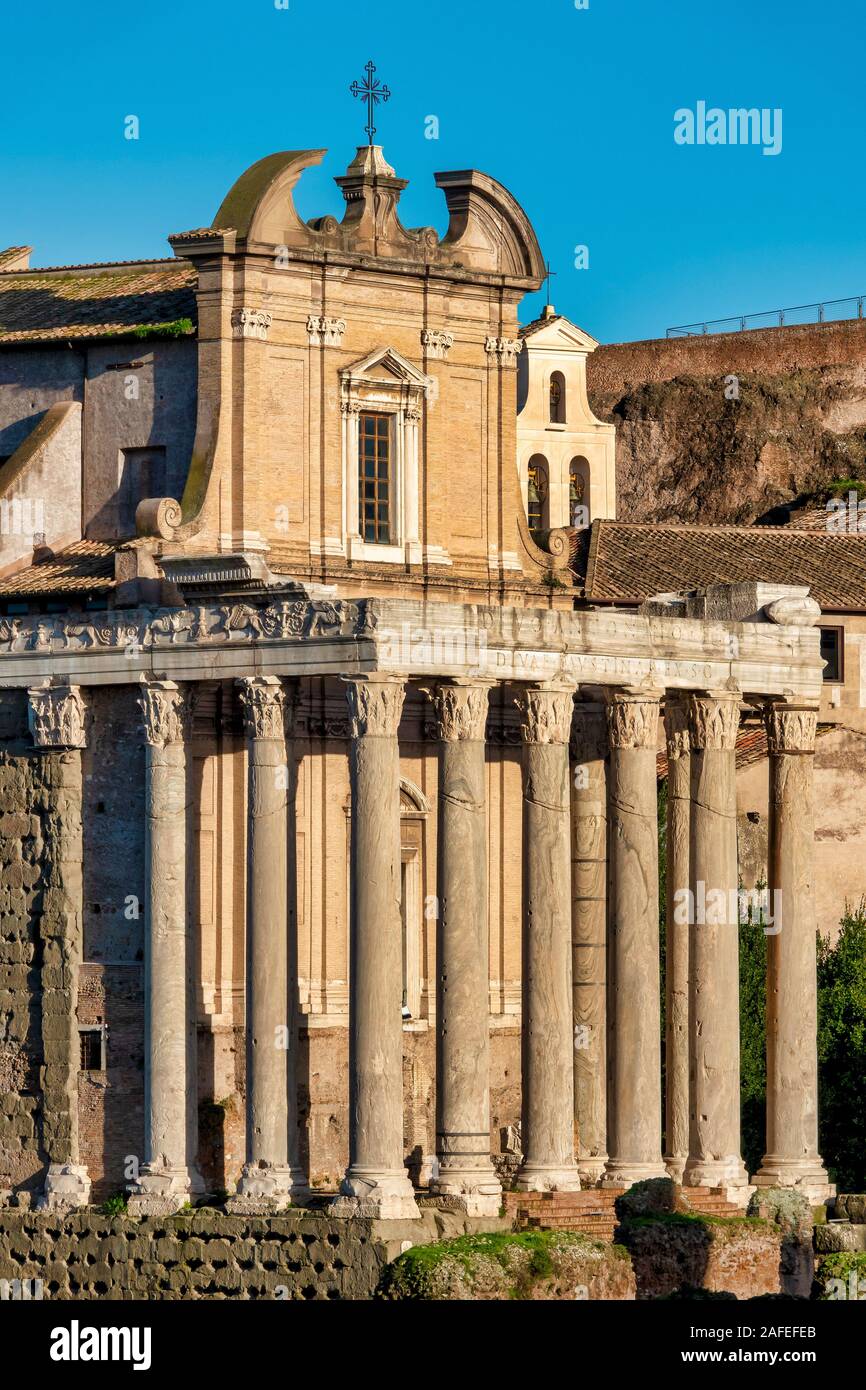 La façade du temple d'Antonin et Faustine maintenant l'église de San Lorenzo in Miranda dans le forum romain, Rome, Italie. Banque D'Images