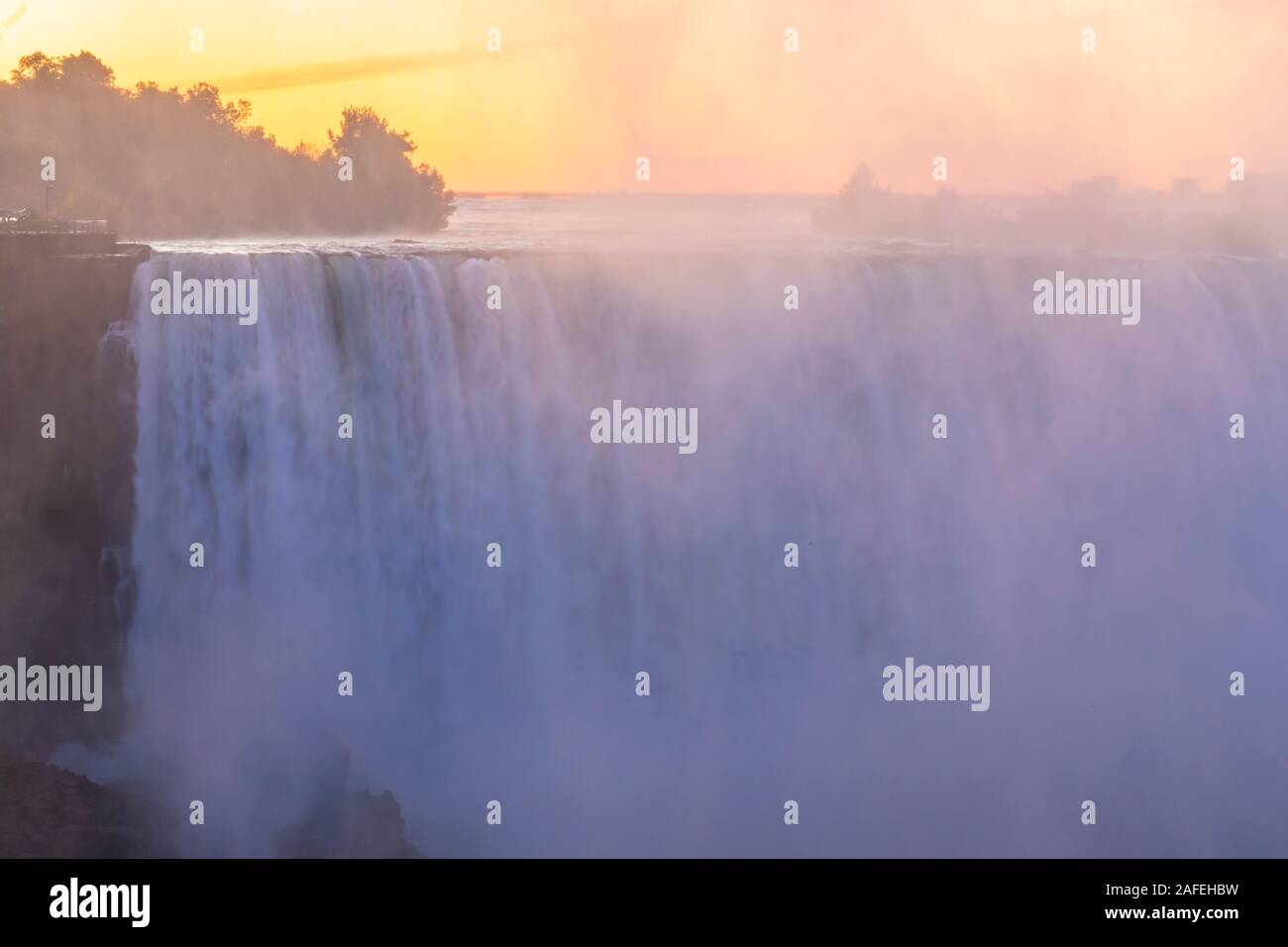 Lever du soleil à Niagara Falls. Vue depuis le côté canadien Banque D'Images