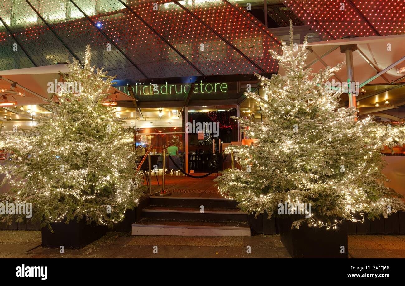 Le célèbre restaurant gastronomique situé sur pharmacie Publics Champs-elysées décorée pour Noël à Paris, France. La plupart des magasins Parisien Banque D'Images