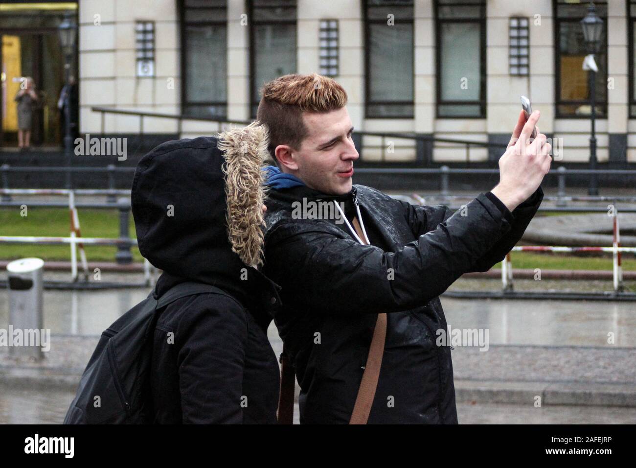 Un couple en face de selfies Branderburg Gate in Berlin, Allemagne Banque D'Images