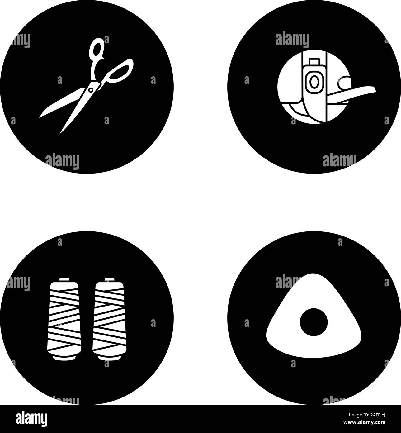 Glyphe de tailleur icons set. Ciseaux, tissu bobine case, fil à coudre, tiroir de la craie. Vector silhouettes blanc illustrations de cercles noirs Illustration de Vecteur